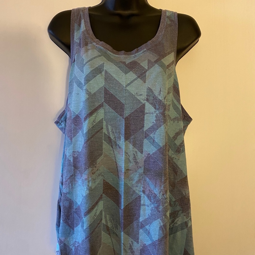 Tank tops - Picture 7 of 8